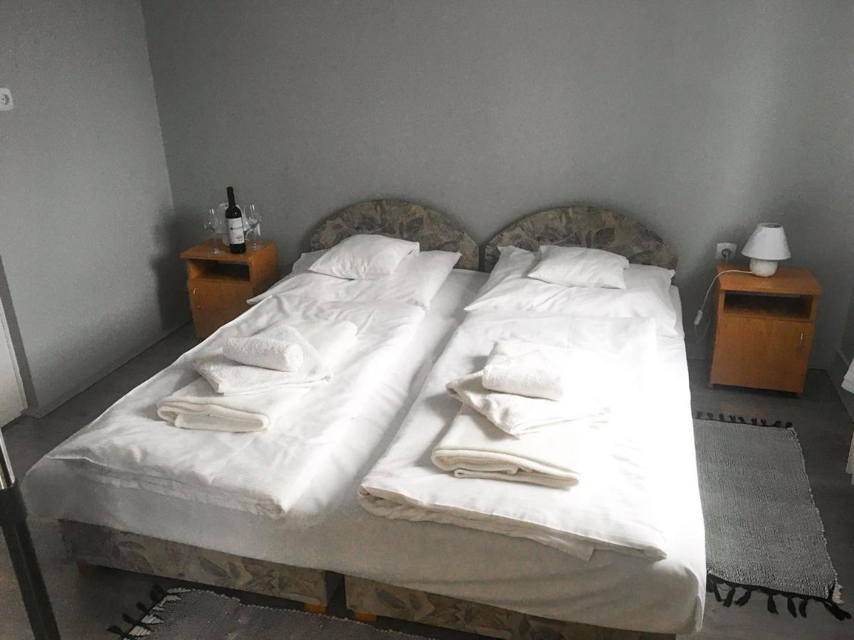Tompos Vendeghaz Es Pince Hotel Villany Exterior photo